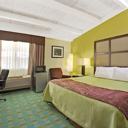 Days Inn By Wyndham Southington Bagian luar foto