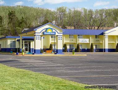 Days Inn By Wyndham Southington Bagian luar foto
