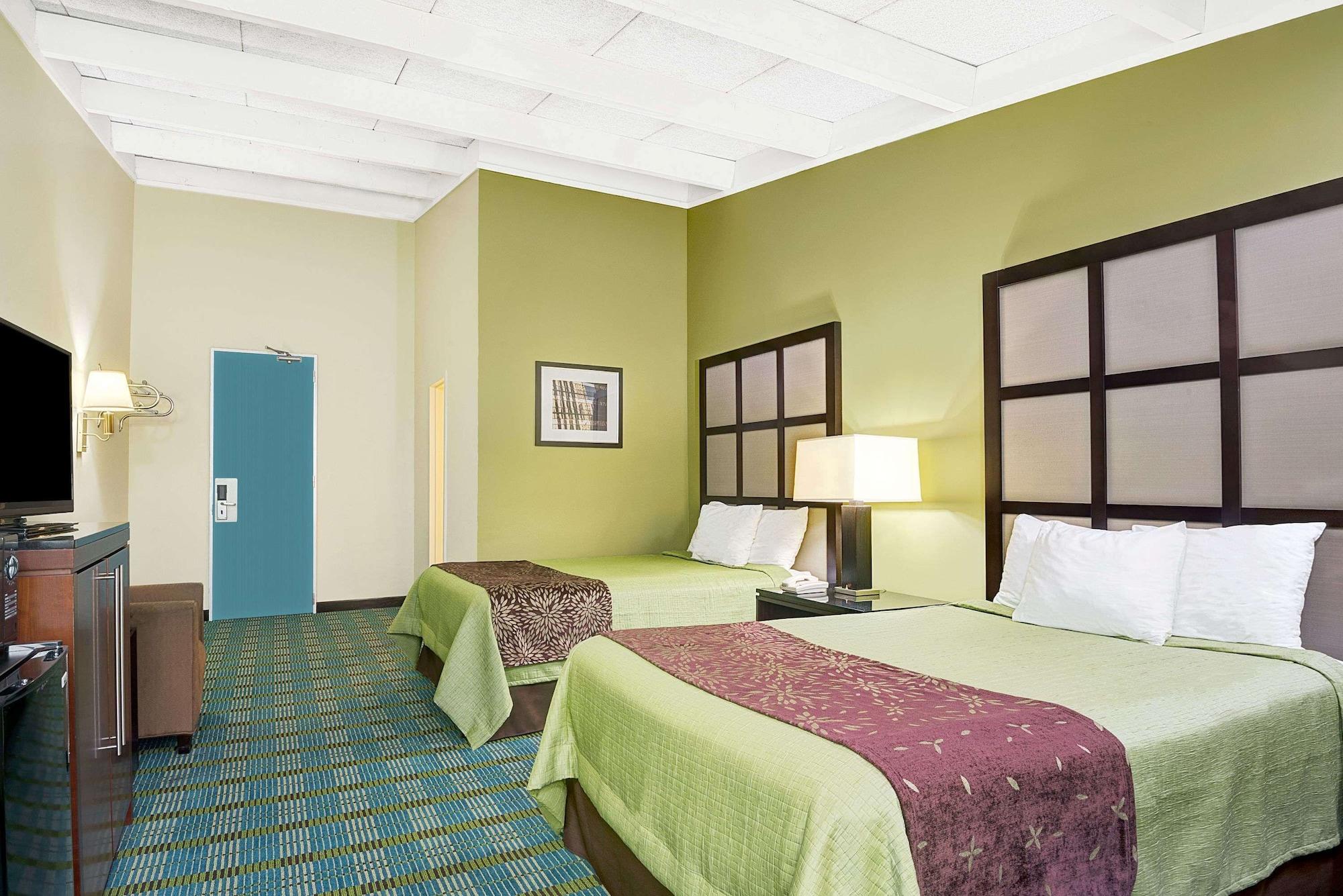 Days Inn By Wyndham Southington Bagian luar foto