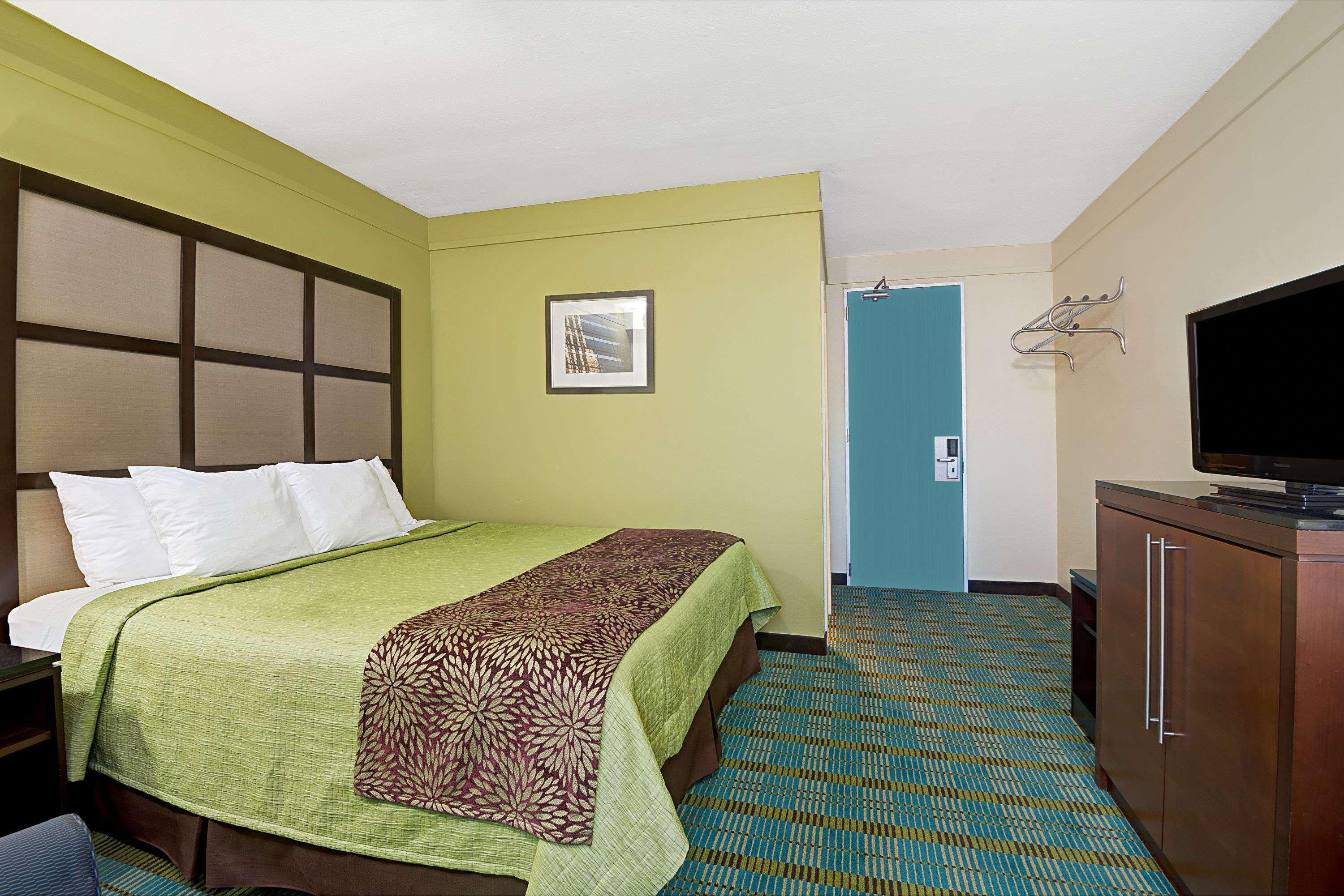 Days Inn By Wyndham Southington Bagian luar foto