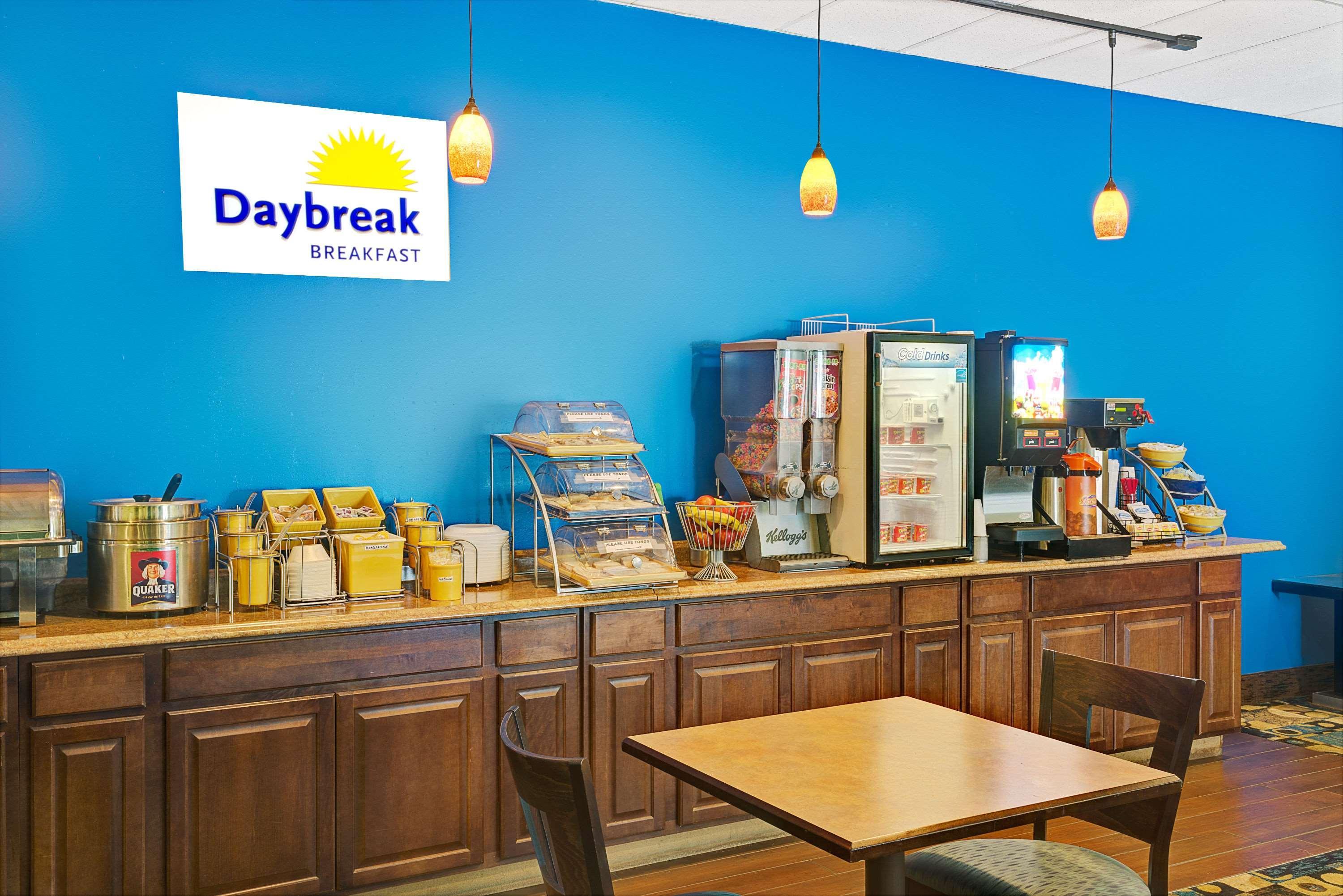 Days Inn By Wyndham Southington Bagian luar foto