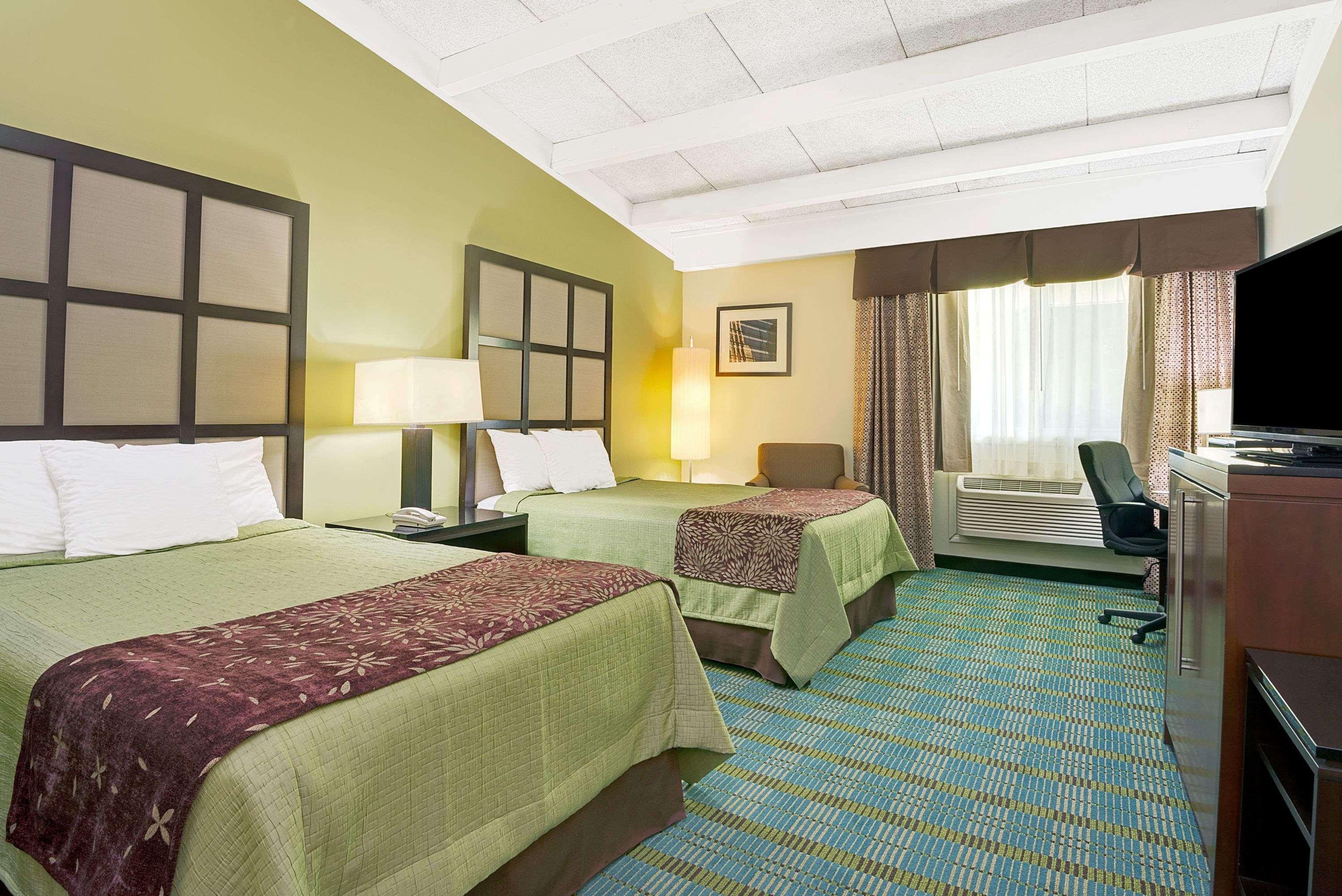 Days Inn By Wyndham Southington Bagian luar foto