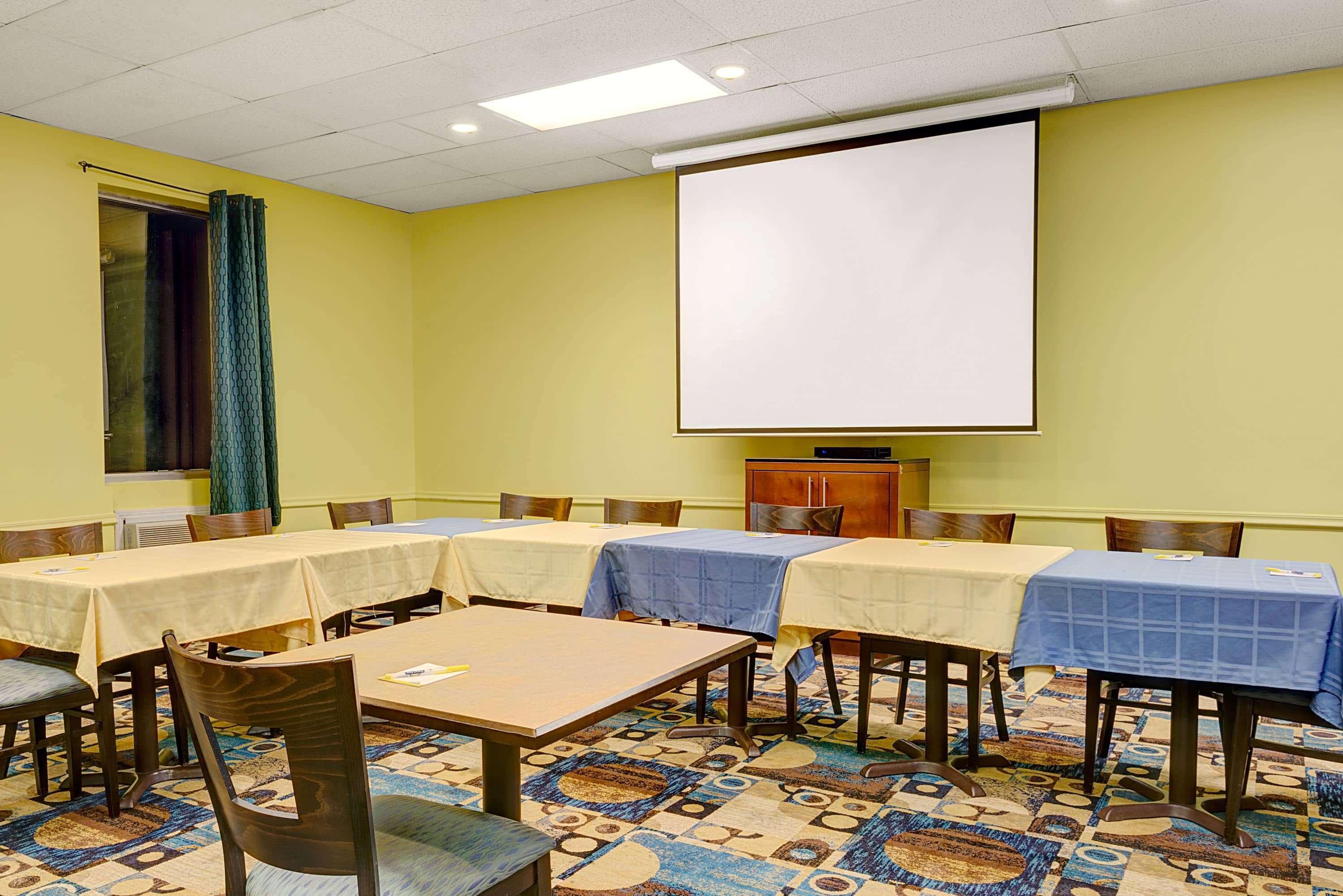 Days Inn By Wyndham Southington Bagian luar foto